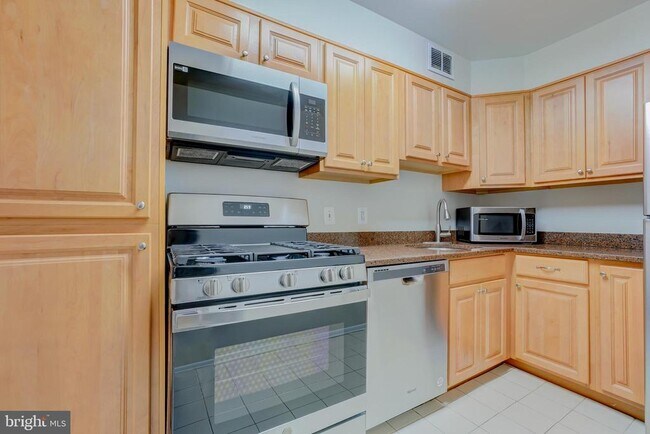 Building Photo - 7400 Lakeview Dr