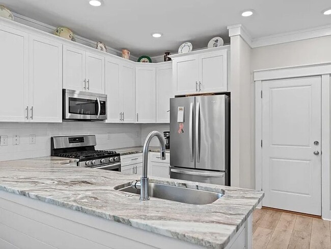 Building Photo - Gorgeous newer 2-Story, 4 bedroom Home in ...