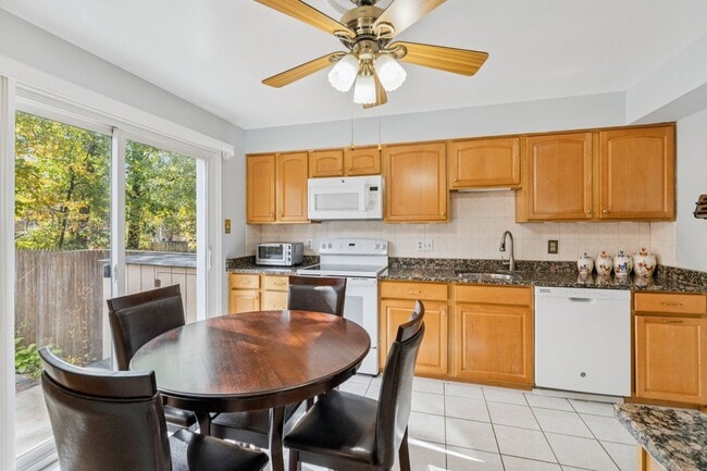 Building Photo - Beautifully maintained townhome on a quiet cul-de-sac in Springfield!