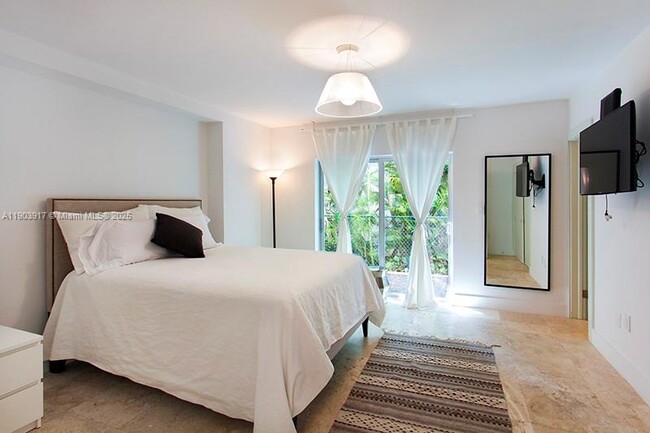 Building Photo - 405 E San Marino Dr