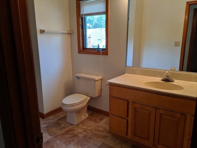 Building Photo - 3 BEDROOM 2.5 BATH DUPLEX NEAR MILITARY BASES