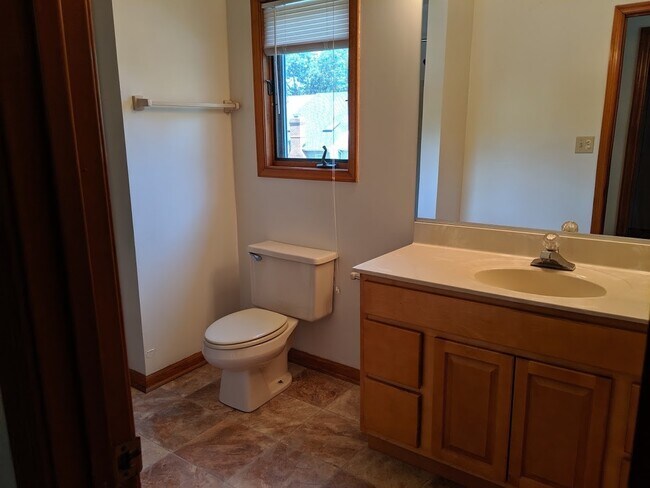 Building Photo - 3 BEDROOM 3 BATH DUPLEX NEAR MILITARY BASES