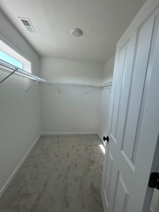 Building Photo - 5335 Daffodil Dr