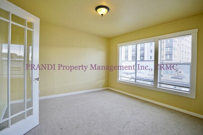 Building Photo - Upstairs 1 Bed, 1 Bath Unit with Bright an...