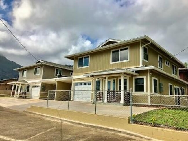 Building Photo - Beautiful 5/3.2 custom home in Kaneohe!