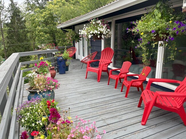 Building Photo - Spacious 4-Bedroom Home with Lush Landscap...