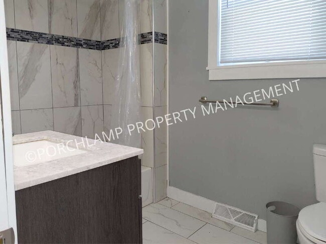 Building Photo - 606 Houston Ave