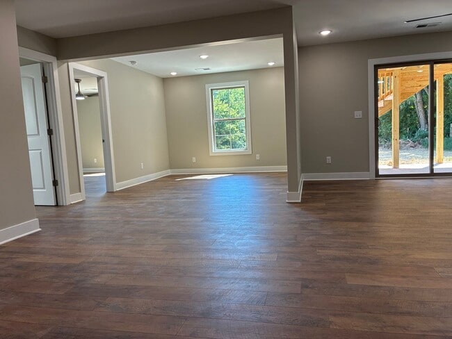 Building Photo - 102 Twin Lakes Dr