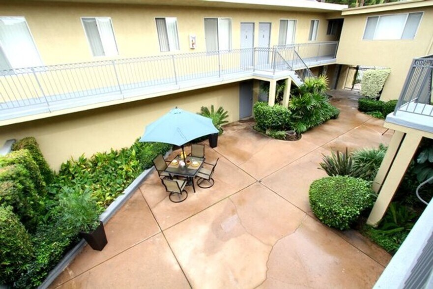 Building Photo - 4565 Hazeltine Ave