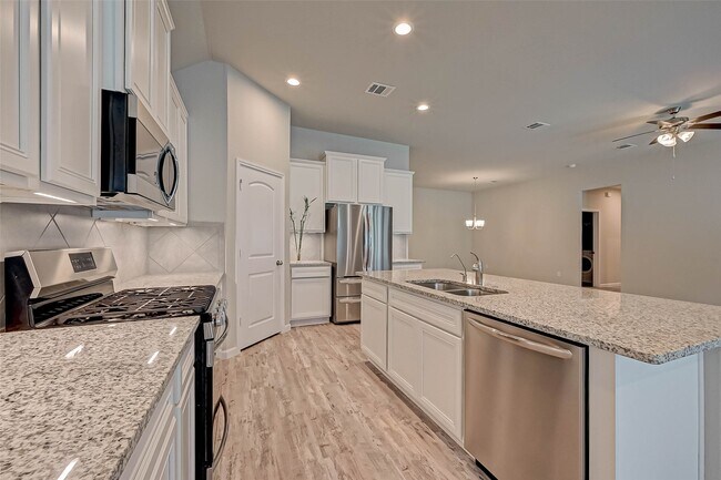 Building Photo - 14111 Lake Lodge Dr