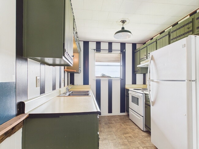 Building Photo - "Charming 1-Bedroom Haven in Fredericksbur...