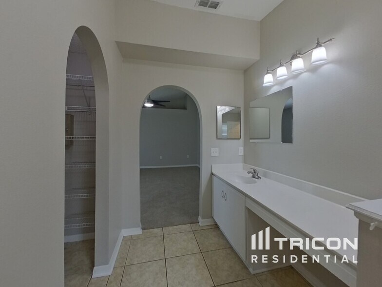 Building Photo - 1656 Dartmouth Dr