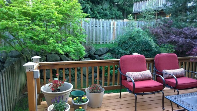 Building Photo - Beautiful Murrayhill Townhome with Dual Primary Suites & Private Backyard!