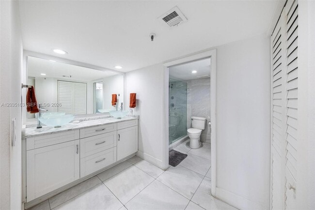 Building Photo - 520 Brickell Key Dr