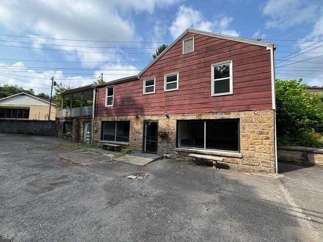 Building Photo - 3 Bed | 1 Bath | Private Patio | Unbeatable Value