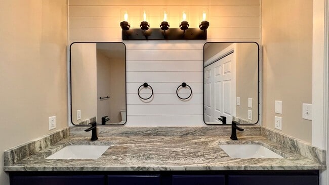 Building Photo - 490 Scott Ln