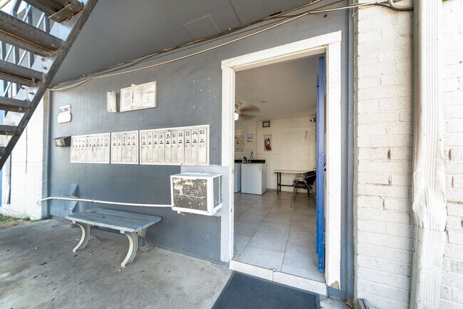 Building Photo - HALF OFF ON FIRST MONTHS RENT MOVE-IN SPECIAL