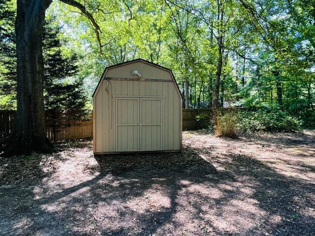 Building Photo - Cute cottage! 3 bed, 2 full bath, large bo...