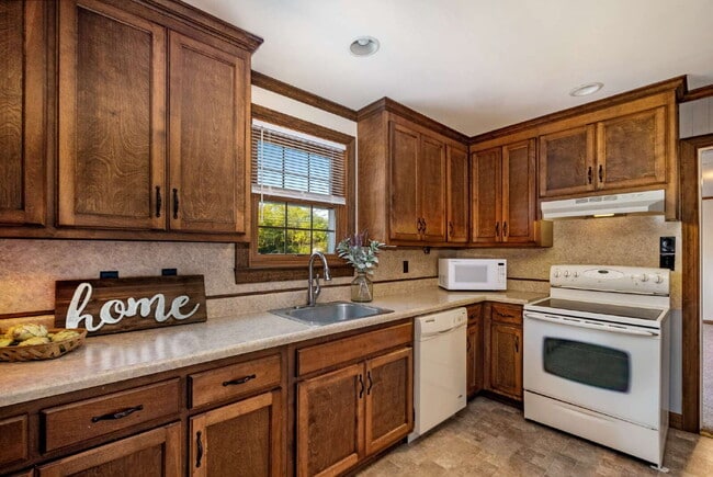 Building Photo - "Charming 3-Bedroom Haven with Spacious 2200 Sq Ft Layout in Lascassas, TN!"