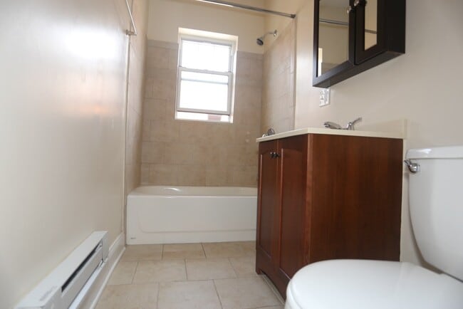 Building Photo - 727 W Cornelia Ave