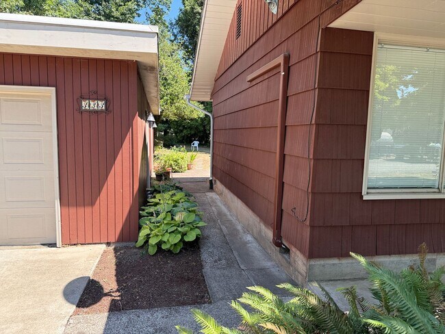 Building Photo - Updated 2-bedroom duplex in Thurston!