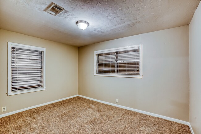 Building Photo - 1610 13th Ave N