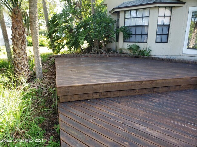 Building Photo - 2575 Palm Lake Dr