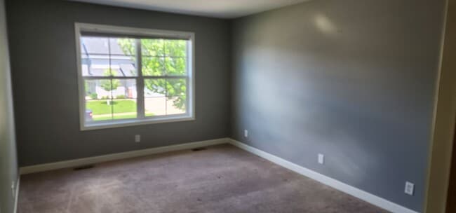 Building Photo - Beautiful 3 bedroom 3 bath End Unit Townhouse