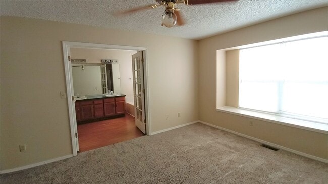 Building Photo - 4 Bed 2.5 Bath Available Now - MileStone R...