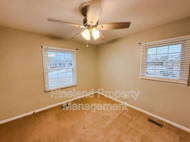 Building Photo - 2821 E Cramer Dr