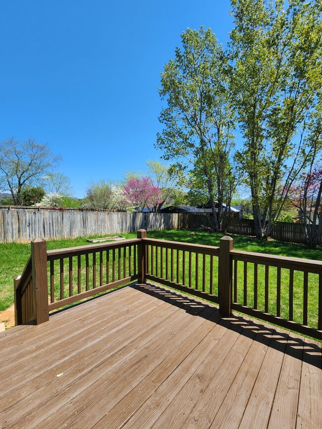 Building Photo - Renovated East Asheville Rental!