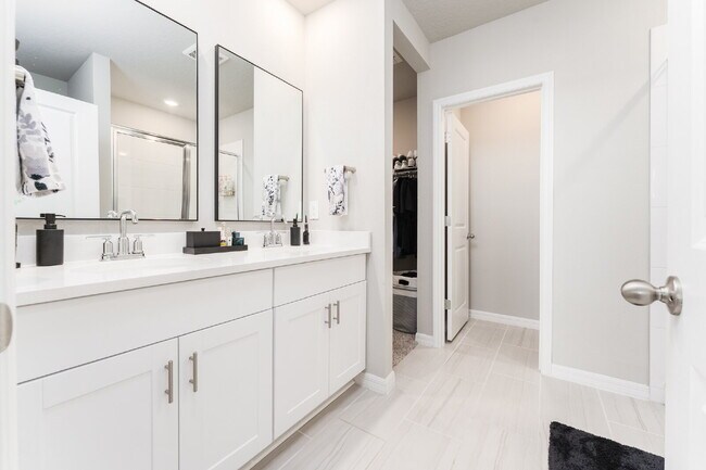 Building Photo - Spacious & Beautifully designed 4 Bedroom/...