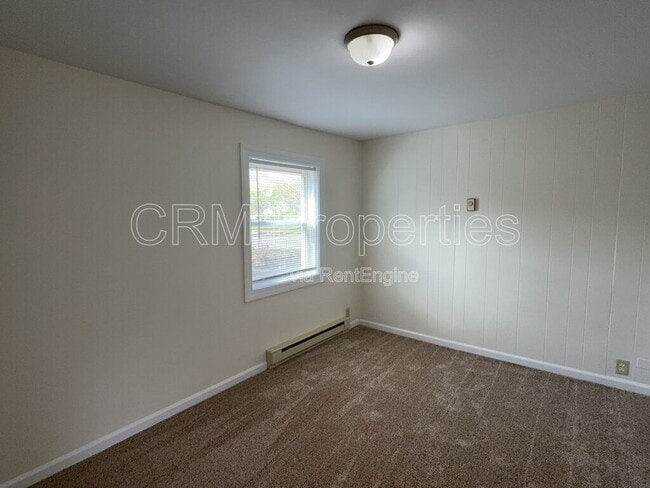 Building Photo - 823 N Western Ave