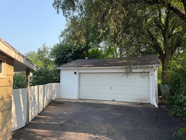 Building Photo - 533 Redwood Rd