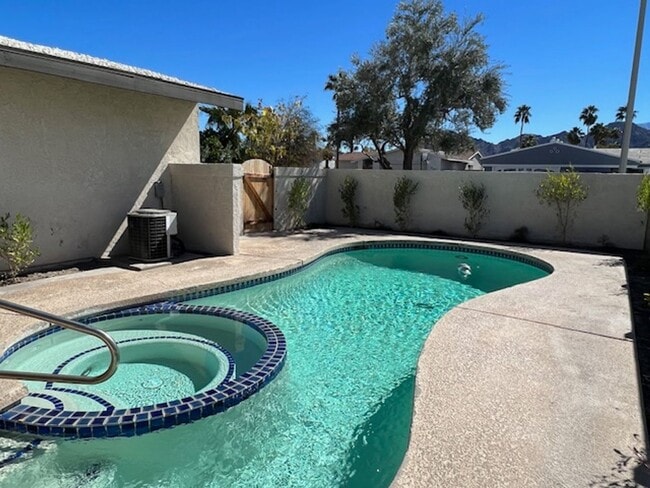 Building Photo - 3 Bedroom Pool Home on Golf Course