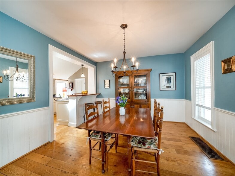 Dining room - 164 S Main St