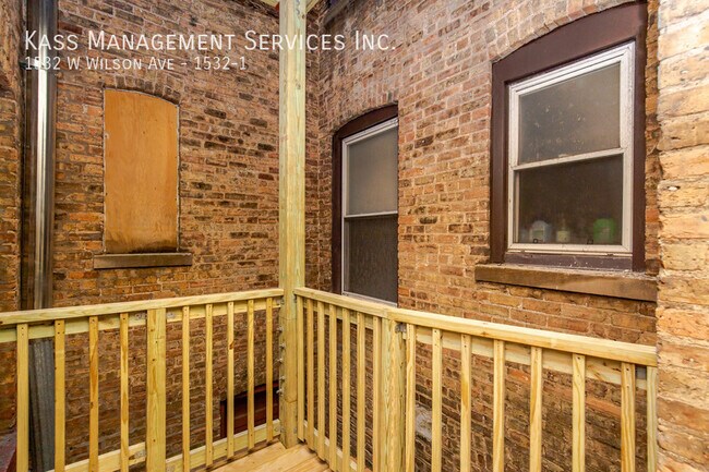 Building Photo - 1532 W Wilson Ave