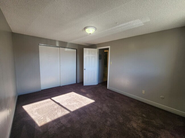 Building Photo - 1941 Clinton St