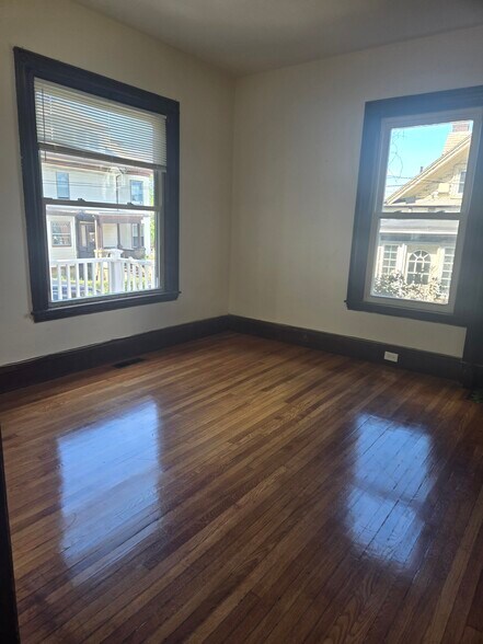 Building Photo - 4 Eleanor St