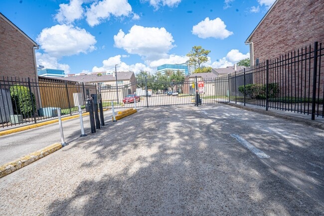 Building Photo - 928 Memorial Village Dr