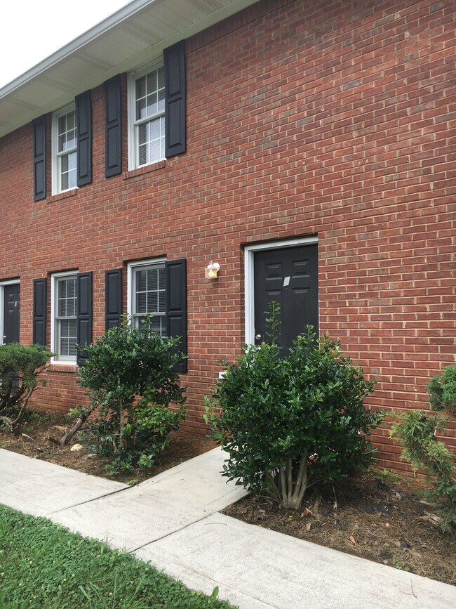 Building Photo - 2692 Callier Springs Rd SE