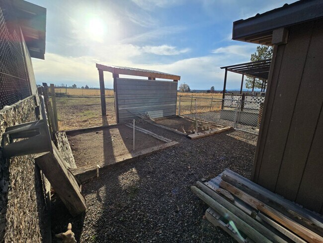 Building Photo - Beautiful Country Home, Powell Butte
