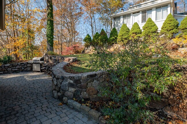 Building Photo - 21 Edge Hill Rd