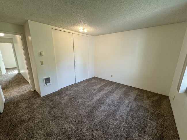 Building Photo - ANNETTE372-374