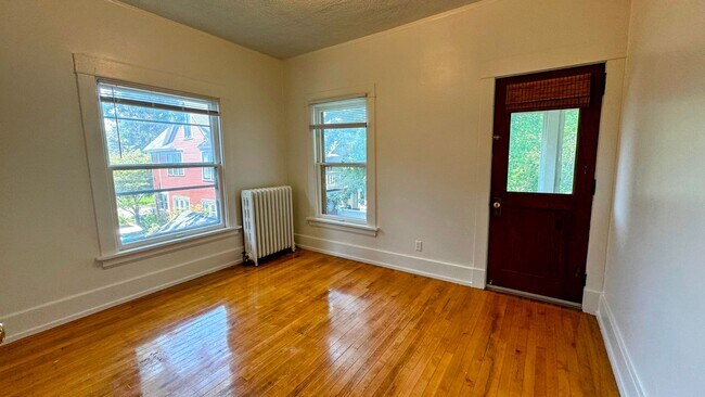 Building Photo - 709-711 Hawthorne NE