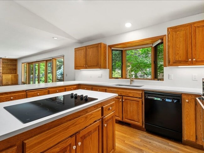Building Photo - Stunning Custom Home 4 Bedroom in the Gated Mountain High Golf Community!