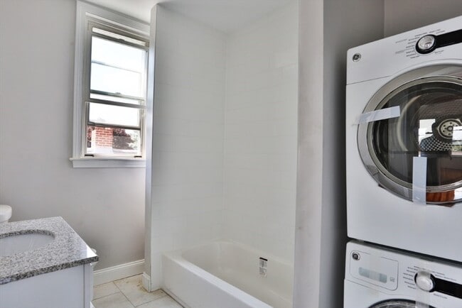 Building Photo - 73 Barnes Ave