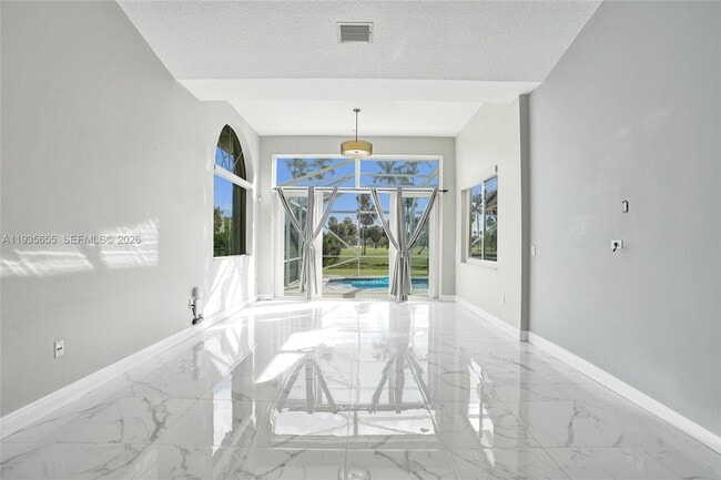 Building Photo - 652 W Palm Aire Dr