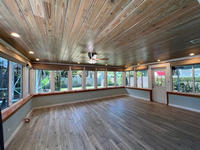 Building Photo - Spacious 3 Bedroom 2 Bath with Pool 2 Blocks from the Beach