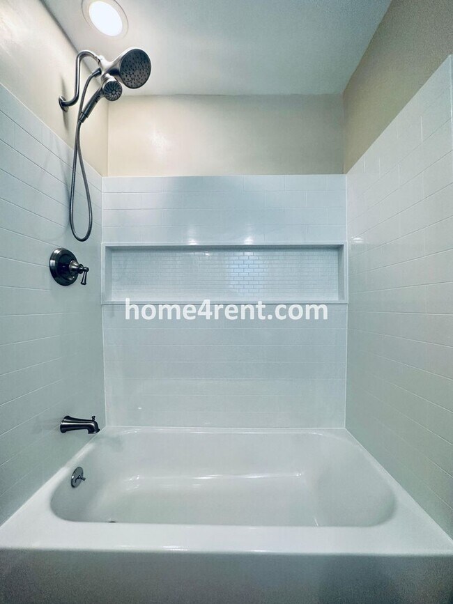 Building Photo - Cozy Ranch Home in Shawnee w/ Plenty of Natural Light, Wood Floors Throughout and an Updated Kitc...